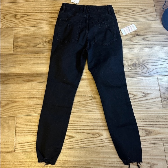 Good American Good Waist Crop Jeans NWT Black Womens Size 6/28 - Picture 4 of 5